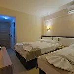 Moni Hotel *